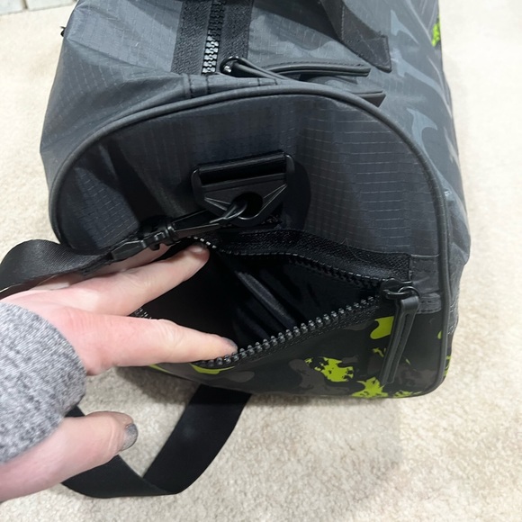 Guess weekend or gym back with bright camo markings - Picture 8 of 8